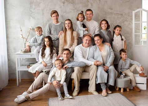 Xmas Family Photo Ideas, Group Family Pictures, Large Family Portraits, Large Family Poses, Studio Family Portraits, Family Photo Studio, Extended Family Photography, Group Photo Poses, Big Family Photos