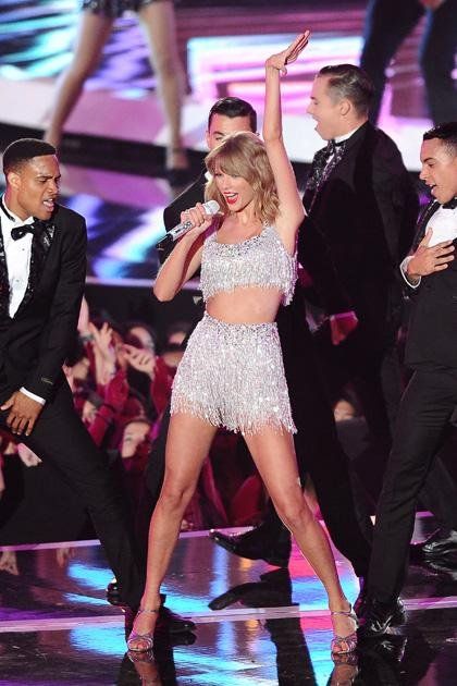 celebrity style 2015 06 taylor swift croptops 10 Taylor Swift Crop Top Outfits, Taylor Swift Crop Top, Vma Performance, All About Taylor Swift, Taylor Swift Outfits, Taylor Swift 1989, Taylor Swift Concert, American Music Awards, Shake It