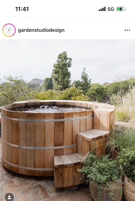 California Landscape Design, Wooden Pool Deck, Spa Landscaping, Round Hot Tub, Wooden Pool, Deck Piscina, Cedar Hot Tub, Hot Tub Ideas, Best Above Ground Pool