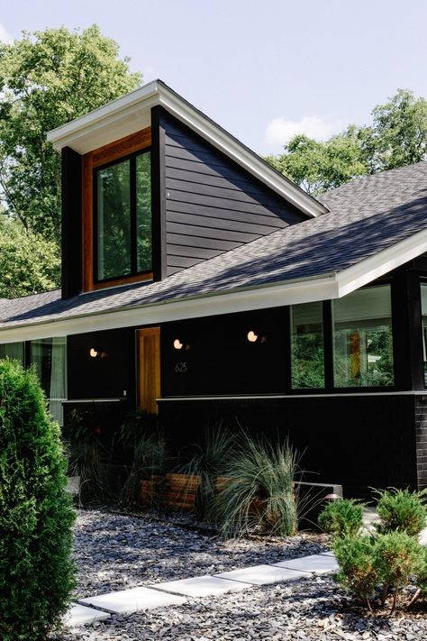 Before & After: A Nashville Midcentury Now Gleams With Natural Light #dwell #midcenturyhomes #midcenturymodern #modernhomerenovations Mid Century Ranch, Pintura Exterior, Exterior Remodel, Black House Exterior, House Paint Exterior, Exterior Wood, Exterior Siding, Mid Century Modern House, Exterior House Colors