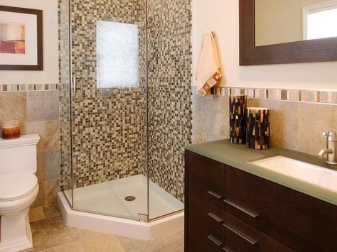 Designer, Vanessa DeLeon, uses textures and pattern to add visual interest to this modern guest bathroom. Clean lines of the fixtures allow the tile work and wood tones to become the focal point of space. Three Quarter Bathroom Ideas, Quarter Bathroom Ideas, Three Quarter Bathroom, Quarter Bathroom, Half Wall Shower, Bathroom Shower Design, Small Showers, Small Remodel, Brown Bathroom