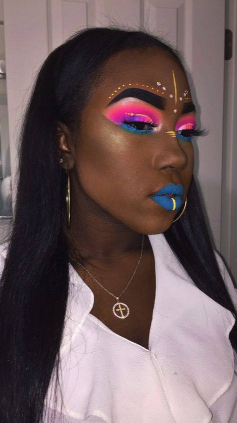 Coachella makeup ✨💎 Coachella Eye Makeup, Coachella Inspired Makeup, Coachella Theme Makeup, Coachella Face Paint, Face Painting Coachella, Studio Photography Backdrop, Nail Fashion Trends, Coachella Makeup, Makeup Eye Looks