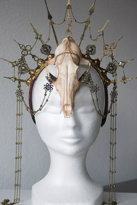 Steampunk skull headpiece by Fairytas on Etsy, €80.00 Mode Steampunk, Dark Circus, Diesel Punk, Steampunk Style, Fantasy Costumes, Steam Punk, Dieselpunk, Steampunk Fashion, Tiaras And Crowns