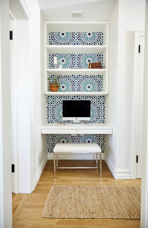 A small niche was turned into a workspace with built-in storage and colorful wallpaper. Desk Nook, Tiny Home Office, Home Office Closet, Office Nook, Rustic Room, Home Decor Ideas Living Room, Ideas Living Room, Home Design Ideas, Home Decorating Ideas