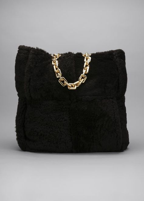 V4NHV Bottega Veneta Large Shearling Chain Tote Bag Fuzzy Bag, Brand Name Bags, Chunky Gold Chain, Snake Skin Bag, Bottega Veneta Bags, Fur Bag, Womens Designer Handbags, Oversized Tote, Designer Totes