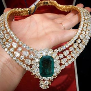 Benoit Repellin (@benoit.repellin) • Instagram photos and videos Emerald And Diamond Necklace, Blurry Aesthetic, Beautiful Gold Necklaces, Diamond Necklace Designs, High Jewellery, Indian Necklace, Diamond Necklace Set, Diamond Jewelry Necklace, Diamond Jewel