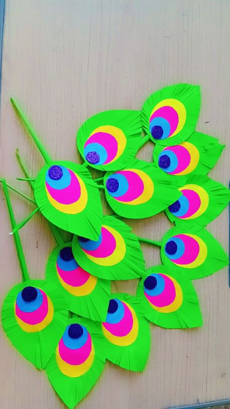 Peacock Feather Crafts Ideas, How To Make Peacock Feathers With Paper, Dahi Handi Decoration Ideas, Janmastami Craft, Janmashtami Activity For Kids, Peacock Feathers Crafts, Peacock Feather Craft, Cardboard Rangoli, Janmashtami 2024