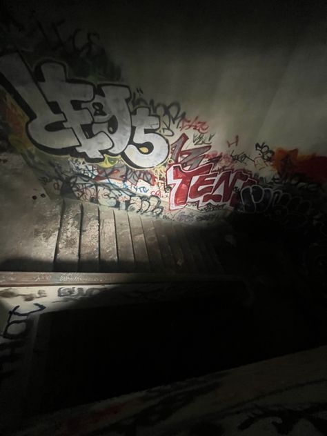 Graffiti Astethic, Urban Exploration Aesthetic, Dark Graffiti, Graffiti Grunge Aesthetic, Graffiti Aesthetic, City Graffiti Aesthetic, Skateboard Aesthetic, Alt Aesthetic, Grunge Pictures