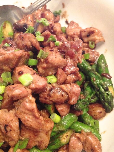 Pork and Asparagus Stir-fry with garlic black bean sauce. [23FEB2014 - Very good, but I might tweak the sauce a little next time; the wine stood out a little too much for me. Also it needs about double the asparagus if it's not going to be served with another vegetable.] [PP] Pork Asparagus, Asparagus Stir Fry, Vietnamese Pork, Bean Sauce, Pork Stir Fry, Stir Fry Dishes, Black Bean Sauce, Food At Home, Asian Fusion