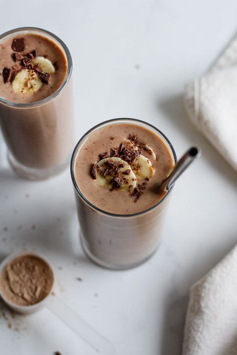 5-Minute Creamy Chocolate Cauliflower Smoothie - Hannah Magee RD Cauliflower Smoothie, Granola Smoothie, Banana Almond Butter, Chickpea Burgers, Cacao Smoothie, Frozen Cauliflower, Peanut Butter Oatmeal Bars, Chocolate Peanut Butter Desserts, Peanut Butter Roll