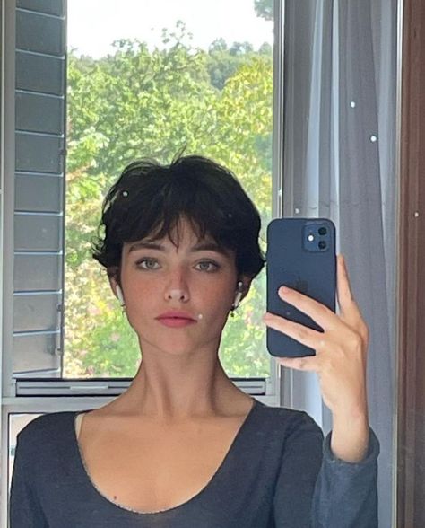 Gio Scotti Short Hair, Asian Short Hair Women, Really Short Hair Styles, Female Short Haircut, Short Hair With Bangs Hairstyles, Hair Salon Ideas, Hair With Bangs Hairstyles, Really Short Haircuts, Short Hair Tomboy