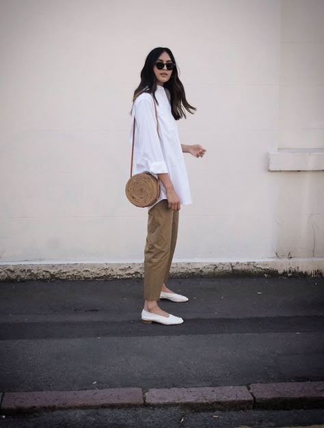 Minimalist Summer Outfits, Minimalist Summer Outfit, August Outfits, Minimal Stil, Minimalist Moda, Vintage Wash Jeans, Oversized White Shirt, White Shirt Outfits, Minimalist Summer