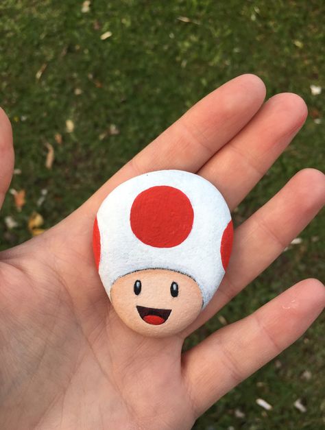 Super Mario Toad painted rock Easy Paintings On Rocks, Dinosaur Rocks Painting, Painted Rocks With Dots, Toad Rock Painting, Super Mario Rock Painting, Rock Painting Strawberry, Cute Rocks Painted Ideas, Plankton Rock Painting, Mario Rock Painting Ideas