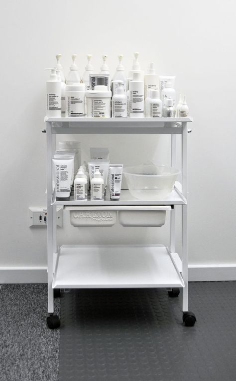 Facial Trolley Set Up, All White Esthetician Room, Estitician Room, Spa Room Ideas Estheticians, Spa Room Ideas, Waxing Room, Facial Room, Esthetician Room Decor, Esthetics Room