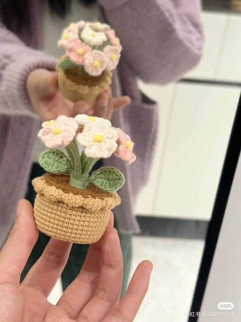 Crochet Pot Of Flowers, Small Crochet Bouquet, Amigurumi Flower Pot, Crochet Flower In Pot, Flower Pot Crochet, Crochet Flower Pot, Bouquet Crochet, Confection Au Crochet, Crochet Bouquet