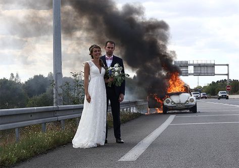 Just Married Couple In Front Of Their Burning Car Argument Comebacks, Awkward Couple Photos, Video Style Ideas, Wedding Cake Fails, Wedding Photo Fails, Awkward Couple, Racing Room, Single Awareness Day, Things For Weddings