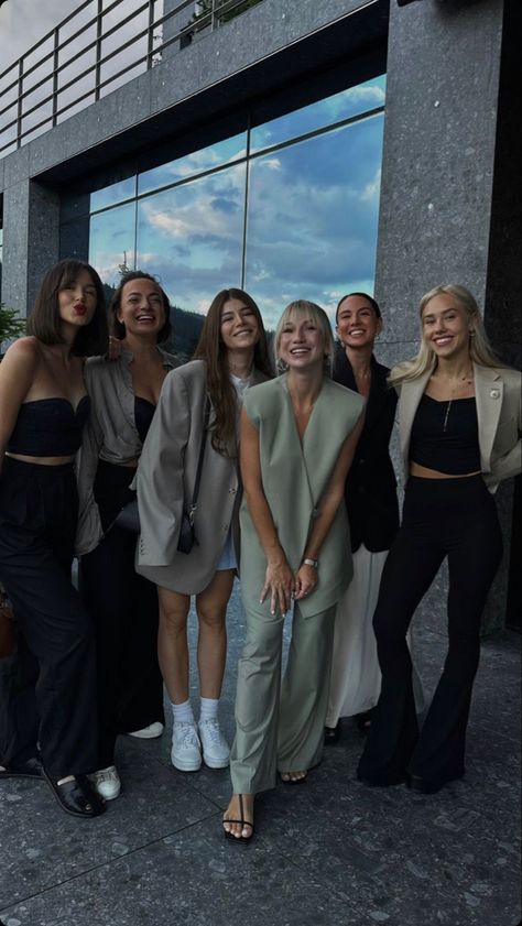 Team Aesthetic Photos, Friendship Vibes, Friendship Pics, Famous Lifestyle, Fashion Dream Job, Team Goals, Host Dinner Party, Womens Group, Business Friends