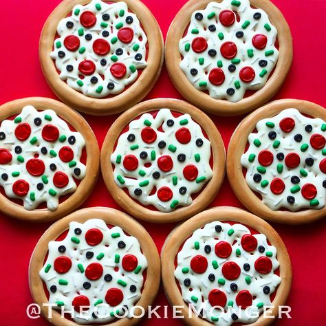 Pizza Cookies Royal Icing, Pizza Theme Cookies, Pizza Party Cookies, Pizza Sugar Cookies Decorated, Pizza Decorated Cookies, Pizza Cookies Decorated, Pizza Sugar Cookies, Pizza Party Ideas, Tmnt Pizza