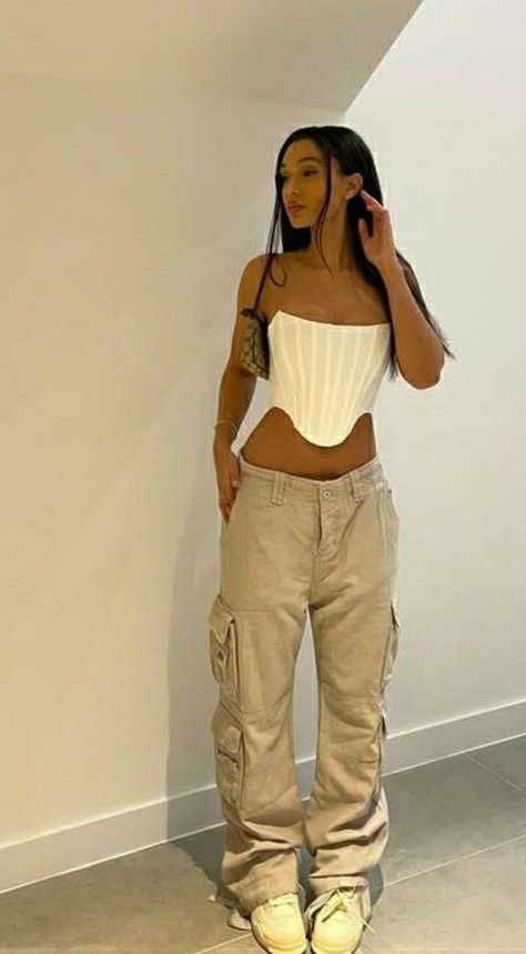 How To Style Cream Baggy Pants, Baggy Pants And Corset, Corset And Joggers Outfit, Beige Corset Top Outfit, Khaki And White Outfits Womens Fashion, Corset Baggy Pants, White And Beige Outfits, Outfits With White Corset, Beige Outfit Streetwear