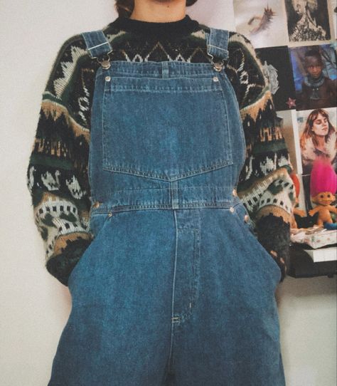 Hobo Clothes Aesthetic, Vintage Outfit Aesthetic Woman, Sweaters And Overalls Outfits, Overalls Outfit Sweater, Overalls Outfit Autumn, Artsy Indie Outfits, Artsie Aesthetic Outfits, Art School Fits, Clothes For Artists