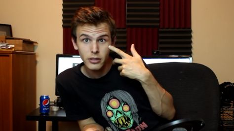 Ian Carter (Idubbbz) | Attractive Folks | Pinterest Ian Carter, Sculpted Arms, Eyes Emoji, Heart Eyes, Youtubers, Peace Gesture, Okay Gesture, Pins