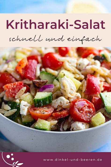 Lust auf einen sommerlichen Salat? Dieser Kritharaki-Salat (Orzo-Salat) ist super schnell und einfach zubereitet. Er besteht aus Kritharaki, Gurken, Tomaten, Feta, Oliven und roten Zwiebeln. Ein toller, griechischer Nudelsalat. Sommerlich lecker, leicht, vegetarisch und gesund. Orzo, In A World, Potato Salad, Home Remedies, Feta, Natural Remedies, Clean Eating, Avocado, Grilling