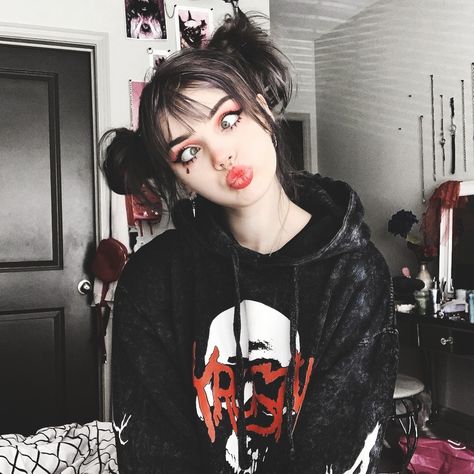 Xowie jones, alternative, grunge, aesthetic, emo, punk, goth, edgy, egirl, eboy, hairstyle, makeup, girl, fashion, outfit Spooky Girl Aesthetic, Goth E-girl Makeup, Egirl Poses, Xowie Jones, Alternative Vibes, Lavender Menace, E Girl Makeup, Goth Kawaii, Aesthetic Emo