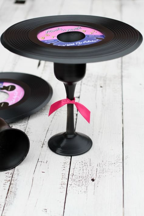 diy retro record stand 70s Theme Centerpiece, Disco Themed First Birthday, Vinyl Record Centerpiece Ideas, Record Party Decor, Record Centerpieces Ideas, Records Party Decorations, Vinyl Record Crafts Diy, Retro Music Party Decor, Diy Vinyl Record Party Decorations