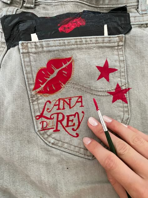 ⭐️❤️💌🍷 Paint On Jeans Aesthetic, Hand Painted Clothing Diy Ideas, Painted Pants Aesthetic, Diy Paint Pants, Embroidery On Jeans Ideas, Paint On Jeans Ideas, Jeans Diy Paint, Jeans Custom Paint, Painting Ideas On Jeans