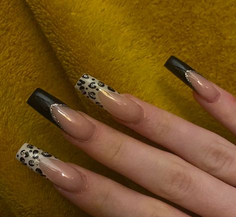 Leopard Print And Black Nails, Dark Cheetah Print Nails, Alt Nails Simple, Short Square Nail Designs Black, Y2k Cheetah Print Nails, Nail Designs 2000s, Grey Cheetah Nails, Short Leopard Print Nails, Black Cheetah Print Nails