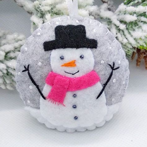 Felt Snowman Ornament, Felt Christmas Tree Decorations, Beaded Christmas Decorations, Handmade Felt Ornament, Felt Snowman, Felt Crafts Christmas, Felt Christmas Decorations, Ornament Christmas Tree, Handmade Christmas Tree