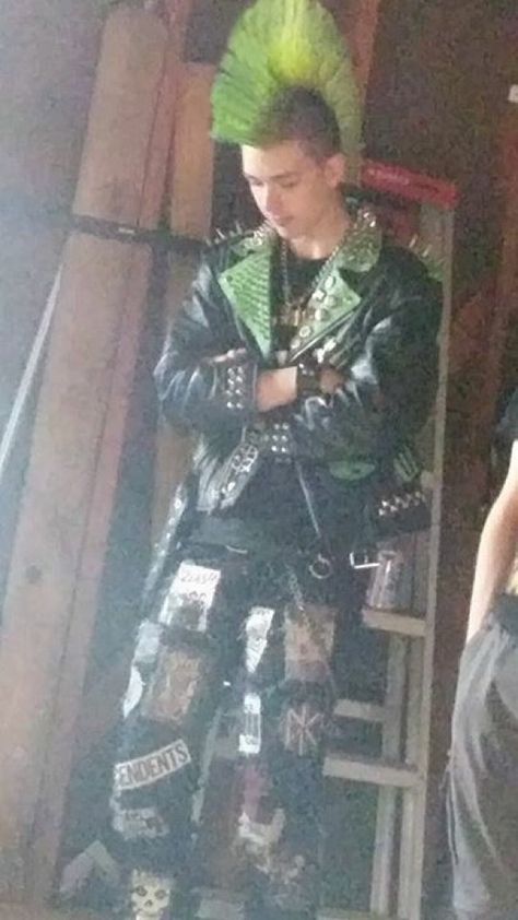 Green Punk Outfits Men, Green Punk Aesthetic, Punk Boy Aesthetic, 90s Punk Hair, Green Mohawk, Punk Guy, Punk Rock Aesthetic, Punk Guys, Punk Mohawk