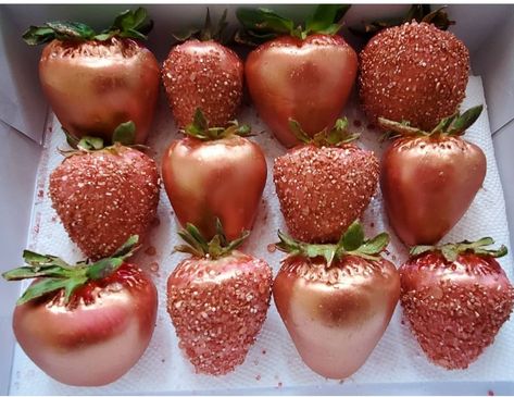 Rose Gold Chocolate Covered Strawberries Rose Gold Dipped Strawberries, Rose Gold Treats Ideas, Rose Gold Candy Apples, Rose Gold Desserts, Rose Gold Chocolate Covered Strawberries, Rose Gold Strawberries, Gold Chocolate Covered Strawberries, Quince Desserts, Gold Strawberries