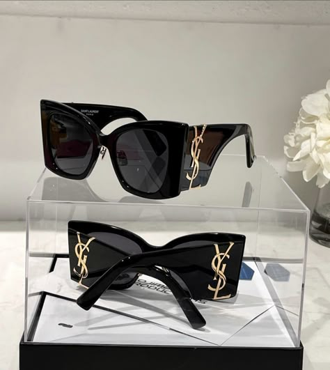 Ysl Glasses, Creative Sunglasses, Cheerleader Halloween Costume, Xoxo Jewelry, Classy Glasses, Ysl Handbags, Ysl Sunglasses, Luxury Glasses, Saint Laurent Sunglasses