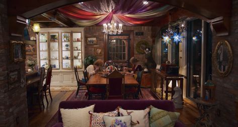 Netflix's'Miss Americana' Shows Off Taylor Swift's Kitchen and DIning Room in Nasville Home Taylor Swift House Interior, Taylor Swift Nashville, Taylor Swift House, Nashville Apartment, Maximalist Kitchen, Sunset Room, Lover House, Dining Room Ceiling, New York Apartment