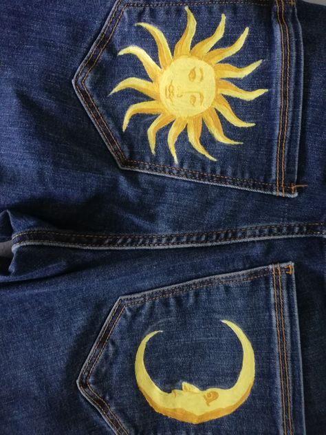 Painting Jean Pockets, Drawing Ideas On Jeans, Painted Sweatshirt Ideas, Painted Jean Ideas, Painted Overalls Diy, Overall Painting Ideas, Pocket Painting Ideas, Hand Painted Jean Jacket Diy, Back Pocket Painting Jeans