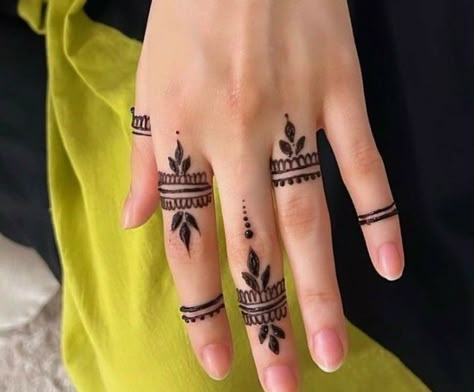 Easy Finger Mehendi Designs Front Finger, Front Finger Mehendi Designs, Finger Mehendi Designs Easy, Arabic Henna Designs Simple, Simple Mehndi Arabic, Easy Finger Mehendi Designs, Bridal Mehndi Designs New, Finger Mehendi Design, Arabic Mehndi Designs Simple