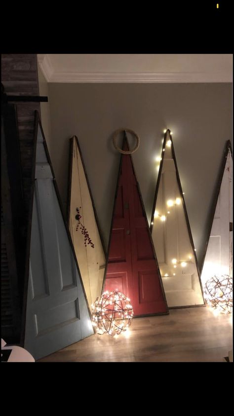 Wood Door Christmas Tree, Door Christmas Trees, Old Doors Repurposed, Door Christmas Tree, Christmas Things To Make, Christmas Trees Diy, Wood Christmas Trees, Door Tree, Christmas Tree Door