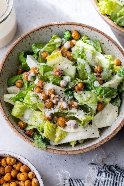 My go-to Healthy Caesar Salad is made with roasted chickpea croutons and a creamy Greek yogurt Caesar dressing. Caesar Salad Healthy, Best Caesar Salad Recipe, High Protein Caesar Salad, Healthy Ceaser Salad, Salad Roasted Chickpeas, Low Calorie Ceaser Salad, Chickpea Caesar Salad, Healthy Chickpea Salad, Yogurt Caesar Dressing