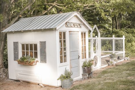 Chicken Coop With Metal Roof, Chicken Coop With Old Windows, Chicken Coop Windows Ideas, Chicken Aviary, Chicken Coop Windows, Vintage Chicken Coop, Farmhouse Chicken Coop, Small Stone Cottage, Chicken Coop Door