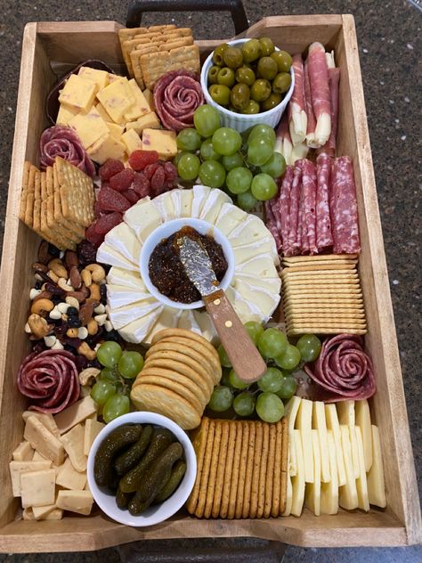 Cheese And Cracker Christmas Platter, Aesthetic Charcuterie Board, Charcuterie Lunch, Charcuterie Board Meats, Charcuterie Appetizers, Amazing Food Platters, Christmas Platter, Dinner Party Decorations, Snack Platter