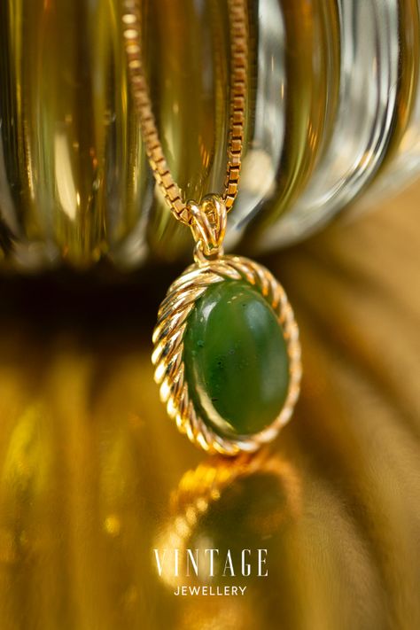 Big Stone Pendant, Jade Pendant Design, Jade And Gold Jewelry, Daily Wear Gold Jewellery, Ghaghara Choli, Vintage Gold Jewellery, Gold Pictures, Gold Pendant Set, Gold Pendent