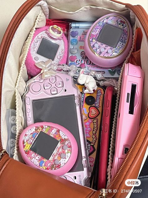 Pink Girl Aesthetic, Gadgets Électroniques, Cute Camera, Inside My Bag, Retro Gadgets, Virtual Pet, Flip Phones, Kawaii Stationery, Cool Tech