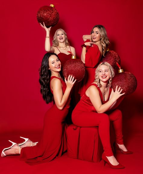 Christmas Red Photoshoot Theme Outdoor Christmas Photos, Red Photoshoot, Christmas Fashion Photography, Photoshoot Theme, Christmas Editorial, Christmas Poses, Themed Photoshoot, Curvy Casual Outfits, Valentine Photo Shoot