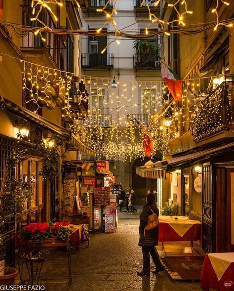 Italy During Christmas, Christmas In Italy, Italian Life, Italy Aesthetic, Cold Season, Its Cold Outside, Christmas Market, Baby Cold, Italy Travel