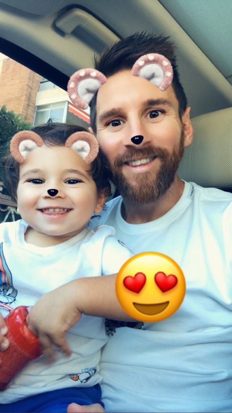 this is so cute Funny Messi, Family Snap, Messi Funny, Lionel Messi Family, Messi Pictures, Lio Messi, Lionel Messi Wallpapers, Lionel Andrés Messi, Leonel Messi