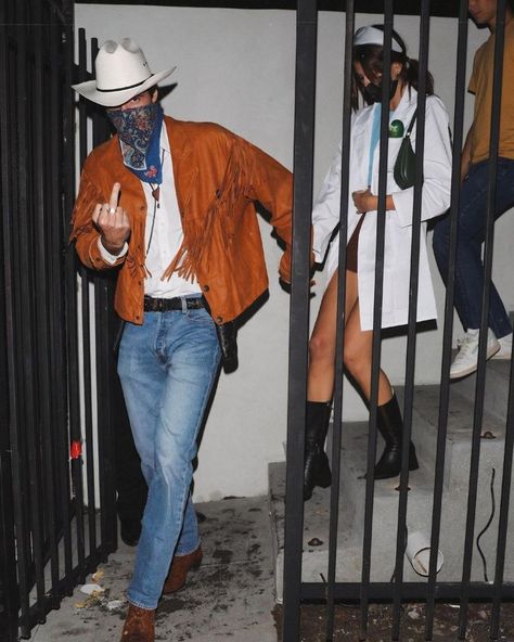 Teen Couple Halloween Costumes, Kaia Gerber Jacob Elordi, Rodeo Outfits Men, Western Outfit Men, Scary Couple Halloween Costumes, Diy Couple Halloween Costumes, Western Outfits Mens, Best Couple Halloween Costumes, Cowboy Outfit Men