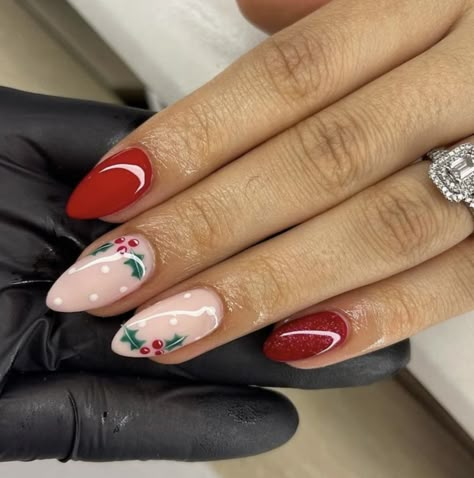 christmas nail ideas Nails Ideas December, Red Accent Nails, Nails Mistletoe, Cute Christmas Nail Ideas, Cute Christmas Nail Designs, Shellac Nail Art, Christmas Nail Ideas, December Nails, Fun Nail Colors