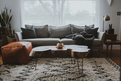 Pacific Northwest Style Home, Northwest Interior Design, Mid Century Bungalow, Pacific Northwest Style, Microfiber Couch, Northwest Style, Grey Couches, Mid Century Modern Living Room, Neutral Decor