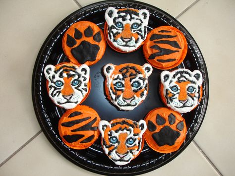 These tigers are really cool looking - just not sure if I could make them look this good... Tiger Snacks, Football Snack Food, Tiger Cupcakes, Tiger Cookies, Tiger Birthday Party, Tiger Cake, Jungle Safari Birthday, Graduation Party Foods, Tiger Birthday